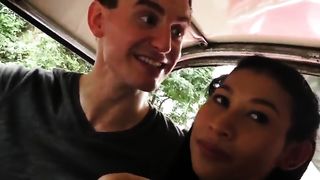 Чувак знакомиться с татуированная азиаткой и трахает её в номере отеля