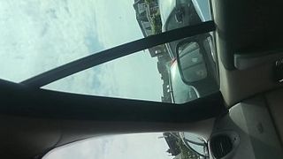 Девица спустила трусики и потеребила клитор до оргазма в машине