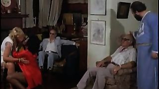 Мужик отмечает свой выход на пенсию в публичном доме