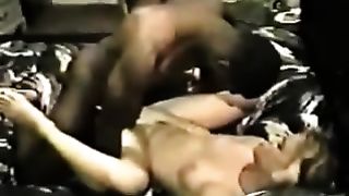 Белокурая давалка трахнута большим чёрным членом