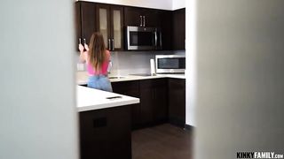 Сводный брат трахает свою жопастую сестру в отсутствии родителей